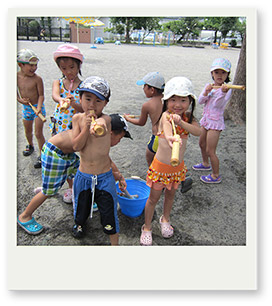 夏季保育・水鉄砲写真